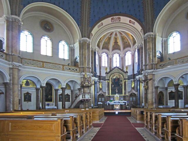 Mariánské Lázně - Marienbad. 
Die römisch-katholische Dekanatskirche                           Mariä Himmelfahrt. (1844-1848).
Neubyzantinischen Baustil.
Achteckiger Grundriss.
