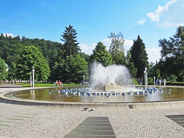 Mariánské Lázné - Marienbad - Tschechische Republik.
49° 57' 52" Nord, 12° 42' 7" Ost
Gegründet 1818.                                                       Kolonnaden und Fontäne.