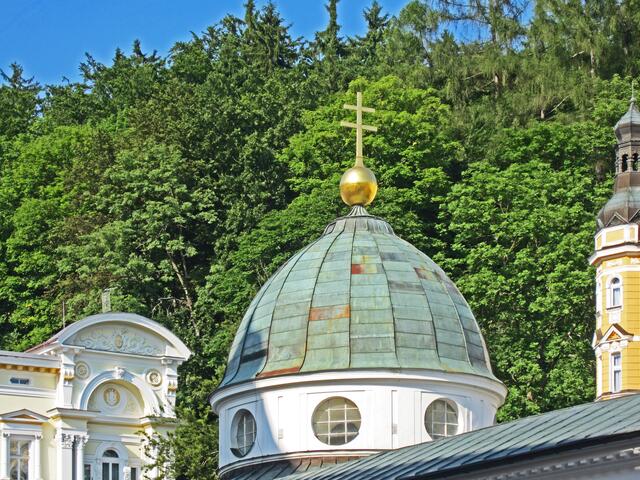 Mariánské Lázné - Marienbad - Tschechische Republik.
49° 57' 52" Nord, 12° 42' 7" Ost
Gegründet 1818.                                                       Kolonnaden und Fontäne.                                                Krížový pramen - Kreuzquelle (1749). 
Pavillon der Kreuzquelle.
Berühmteste und älteste Quelle.