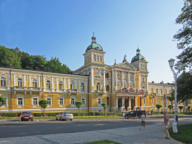 Mariánské Lázně - Marienbad. 
Hotel Nové Lázně (1896) 
Die Mineralquelle befindet sich direkt im Hotel!
Nové Lázně - Kurhotel (Neubad)*****
Centrální Lázně (Zentralbad)**** 
Maria Spa Courtyard****.
Ältestes Moorbad Europas.
Original Römisches Bad.