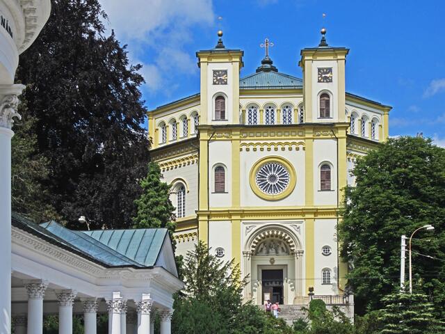Mariánské Lázně - Marienbad. 
Die römisch-katholische Dekanatskirche                           Mariä Himmelfahrt. (1844-1848).
Neubyzantinischen Baustil.
Achteckiger Grundriss.