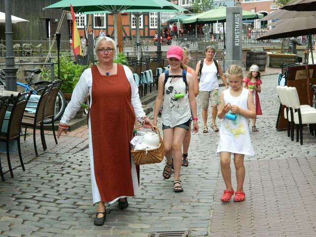 Bademutter Ursula mit Nachttopf