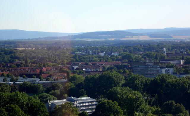 Hinter Ricklingen zeigt sich die norddeutsche Mittelgebirgslandschaft. Im Vordergrund der Süllberg bei Bennigsen. Dahinter von links Osterwald und Kleiner Deister. Rechts davor beginnt bei Bredenbeck der Deister. In der Bildmitte schaut gerade so der Ith herüber.