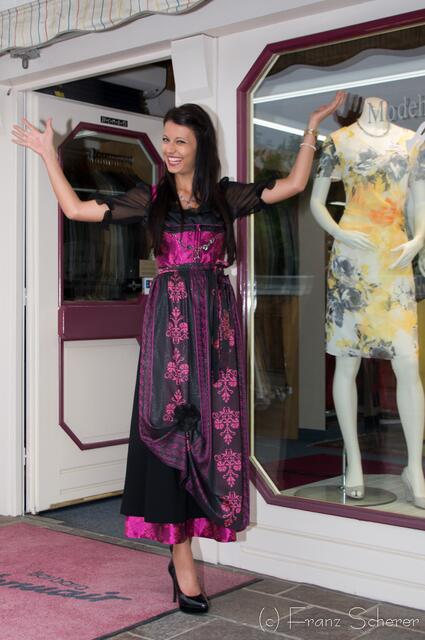 Dirndl-Shopping im Rieder Modehaus Hintermair. myheimat-Model Sarah trägt ein "Rose-Dirndl" von Trachten Michael Ebnet. Auf geht's zum Friedberger Volksfest 2013