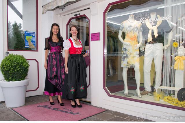 Dirndl-Shopping im Rieder Modehaus Hintermair. Den myheimat-Models Sarah und Johanna ist die Freude auf's Friedberger Volksfest 2013 anzusehen. Sarah (links) trägt ein "Rose-Dirndl" von Trachten Michael Ebnet, Johanna in einem Modell von Wenger Austrian Style