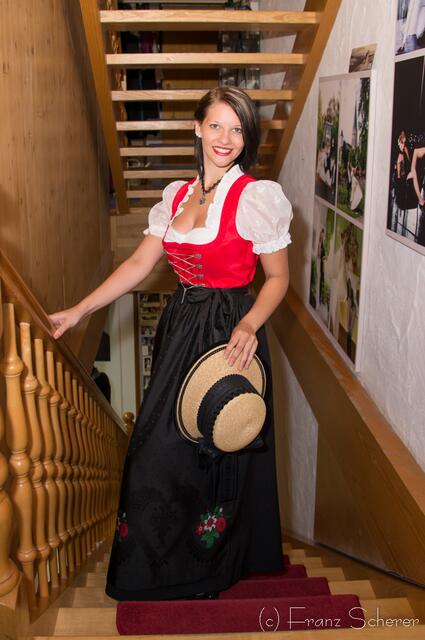 Johanna in einem Modell von Wenger Austrian Style. Im Rieder Modehaus Hintermair hat Johanna schnell ihre Favoriten-Dirndl fürs Friedberger Volksfest entdeckt.