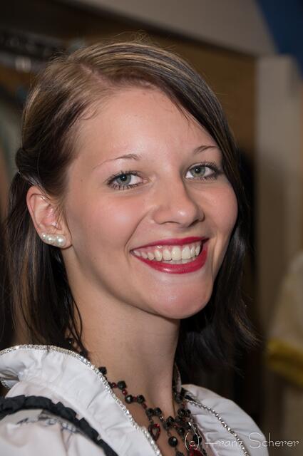 myheimat-Model Johanna beim Dirndl-Shopping im Rieder Modehaus Hintermair freut sich auf's Friedberger Volksfest 2013