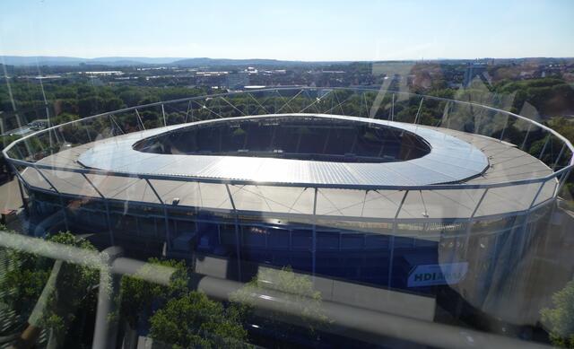 Dort kicken bald wieder die Roten, denn die neue Saison beginnt in ein paar Tagen. Ist vielleicht mal wieder ein Europaleague-Platz drin? Fast 50 000 Zuschauer passen in die Schüssel.