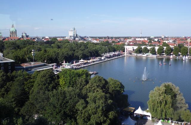 Von links: Neues Rathaus, Nord/LB, Telemax und die Kuppel der Stadhalle.