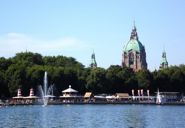 Jedes Jahr wieder im August beginnt am See die große Sause. Die Partymeile ist sechs Kilometer lang.