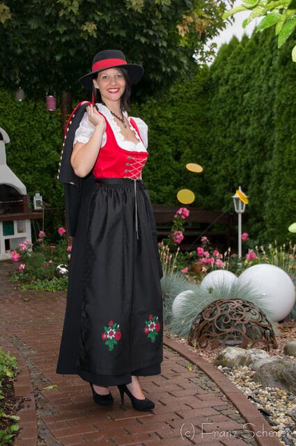 Johanna in einem Modell von Wenger Austrian Style. Im Rieder Modehaus Hintermair hat Johanna schnell ihre Favoriten-Dirndl fürs Friedberger Volksfest entdeckt.