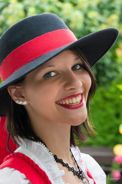 Johanna in einem Modell von Wenger Austrian Style. Im Rieder Modehaus Hintermair hat Johanna schnell ihre Favoriten-Dirndl fürs Friedberger Volksfest entdeckt.