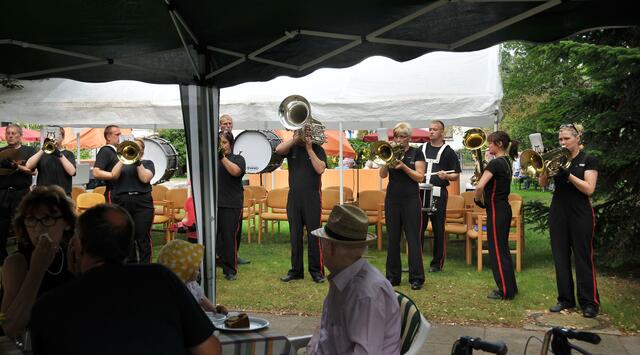 Beim Gartenfest unterhielt ein Musikzug aus Wunstorf.