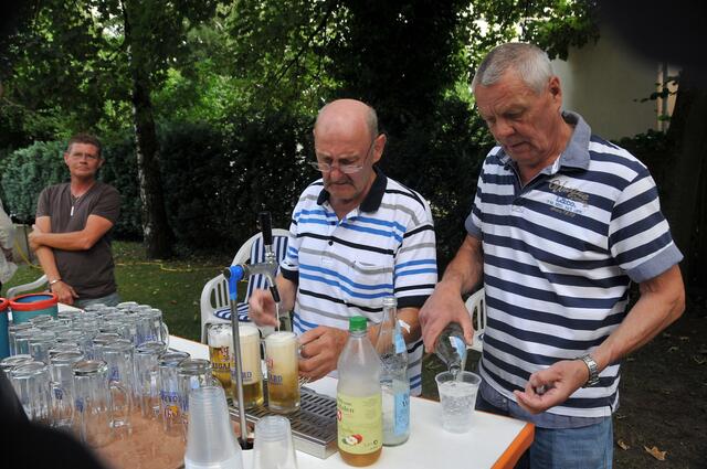 Half tatkräftig mit: Bezirksratsherr Helmut Hunger (ganz rechts) am Getränkeausschank.