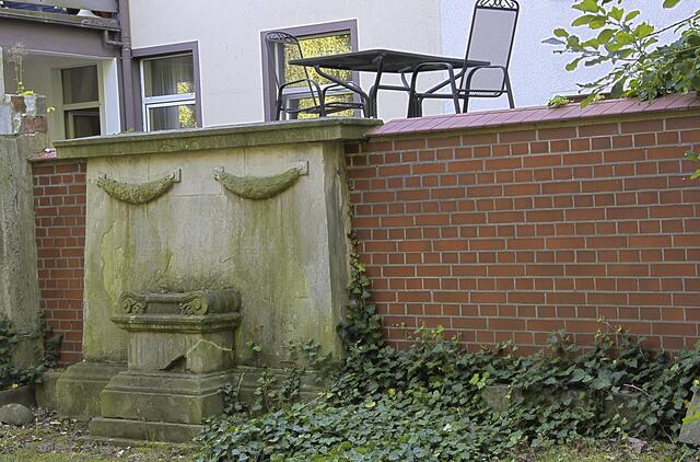 Alte Grabstellen und heutige Nutzung dicht nebeneinander