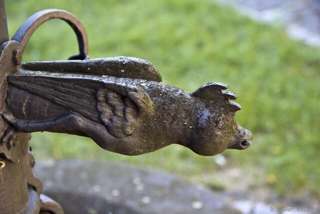 Nach dem Besuch eines Friedhofs ist es jüdischer Brauch, sich die Hände zu waschen. Dazu diente wohl auch dieser Brunnen vor der Trauerhalle, der heute aber nicht mehr in Betrieb ist.