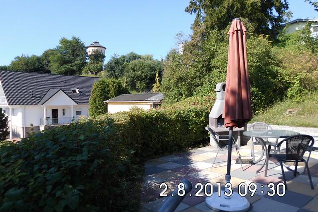 Dieser Sonnenschirm sollte sein. Das linke Haus beherbgt auch kleine Fledermäuse.