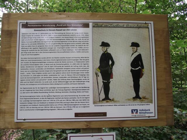 Die hessische Landmiliz sollte den Kaffeeschmuggel unterbinden. Die Tafel zeigt zwei Soldaten vom Garnisonsregiment von Knoblach, das hier vor 250 Jahren die Grenze überwachte.