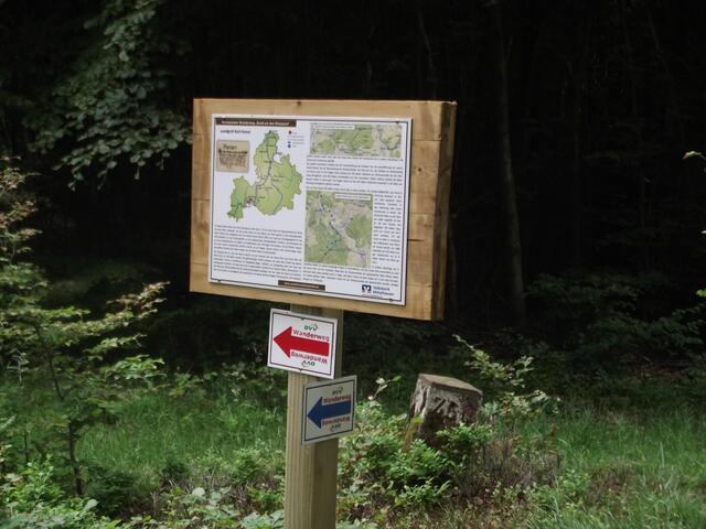 An der Stelle, an der nach einer Planung von 1710 ein schiffbarer Kanal von der Weser zum Rhein gebaut werden sollte, steht eine Infotafel.