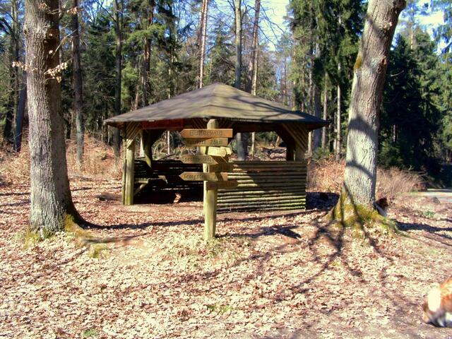 Eine Schutzhütte lädt am Nadelöhr zur Rast ein.