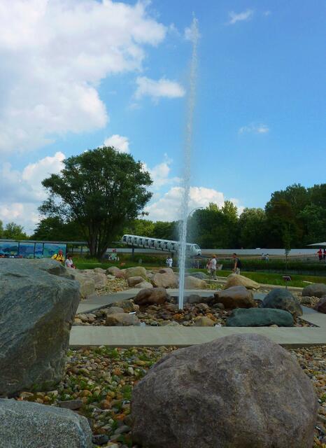 Ein Geysir mit der Magnetbahn im Hintergrund