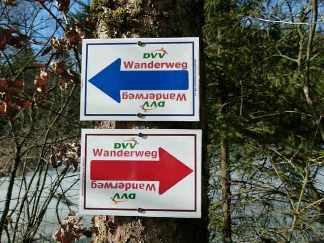 Zwei Wanderstrecken stehen zur Auswahl: Der blaue Pfeil markiert eine 7 km lange Rundtour und der rote Pfeil eine 12 km lange Rundtour.