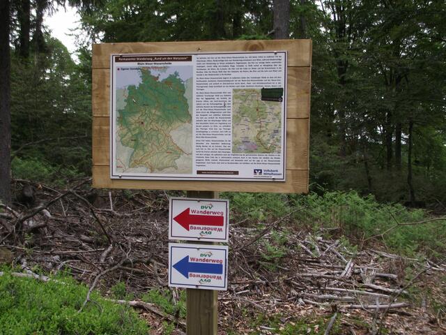 Wie verläuft eigentlich die Rhein-Weser-Wasserscheide? Eine Tafel am Wanderweg verrät es!