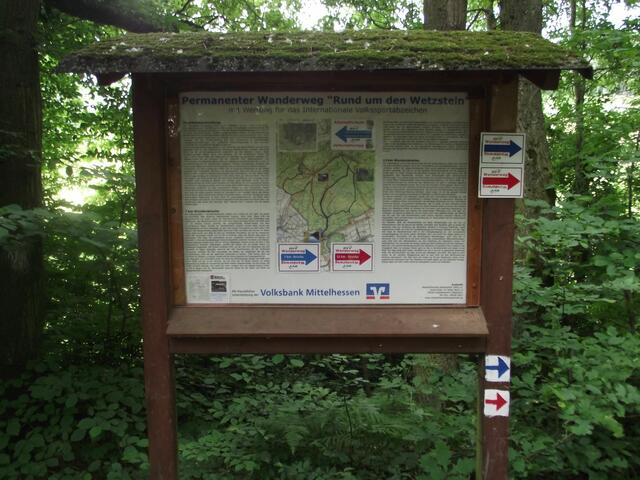 Ein Wanderportal am Waldwanderparkplatz informiert den Wanderer über die verschiedenen Wanderstrecken.