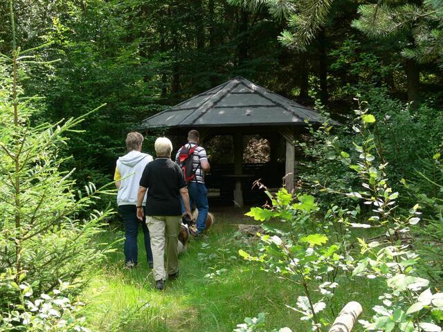 Das Heidehäuschen lädt zum Rasten ein.