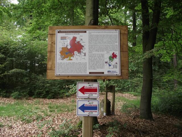 Eine Informationstafel informiert über das frühere Dreiländereck.