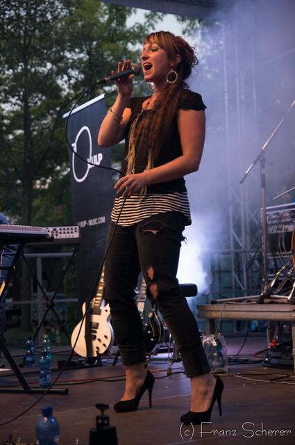 Kulturina 2013 Gersthofen - Streiflichter vom Festausklang am Sonntagabend. Klasse Performance: Luup,die Augsburger Formation. Im Bild: Sängerin Miriam Arens