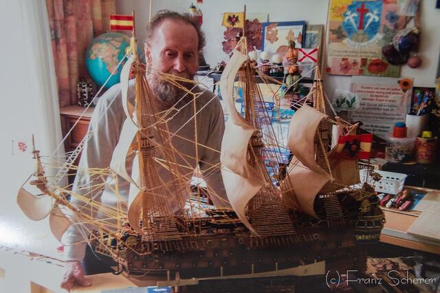 8 Monate Bauzeit und über 5500 Einzelteile stecken in der spanischen Galeone. Kurt Lorenz hat die Takelage und die Segel selbst gefertigt.