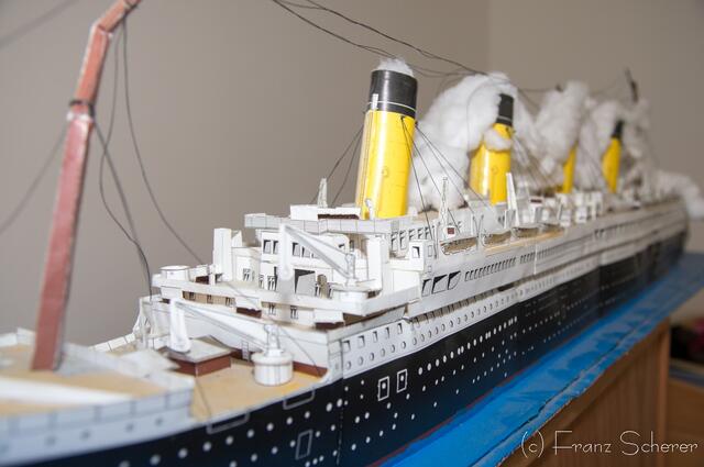 Kurt Lorenz baut Modellschiffe. Die Titanic hat Lorenz aus Papier gebaut, bevor er sich an den Bau aus festen Materialien machte. Das Papiermodel steht in der Friedberger Kindertagesstätte "Villa Kunterbunt"