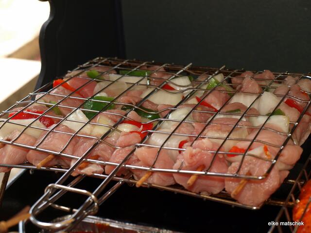 ...ebenso praktisch die Fleischspieße, sind mit einem Handgriff gewendet und hat noch den Vorteil, das Gemüse kann nicht so leicht abfallen...