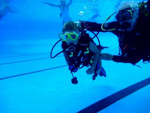 Schnuppertauchen mit den Friesentauchern in Zusammenarbeit mit dem Tauchclub Altwarmbüchen e.V. im Freibad Hänigsen am 6. August 2013