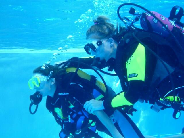 Schnuppertauchen mit den Friesentauchern in Zusammenarbeit mit dem Tauchclub Altwarmbüchen e.V. im Freibad Hänigsen am 6. August 2013