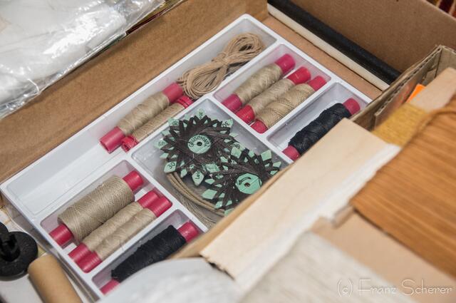 Kurt Lorenz baut Modellschiffe. Blick ins Materiallager des rüstigen 85jährigen Schiffsbauers