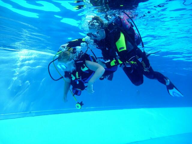 Schnuppertauchen mit den Friesentauchern in Zusammenarbeit mit dem Tauchclub Altwarmbüchen e.V. im Freibad Hänigsen am 6. August 2013