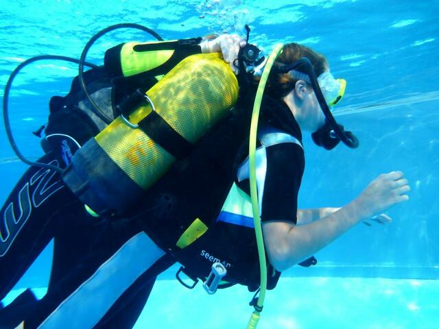 Schnuppertauchen mit den Friesentauchern in Zusammenarbeit mit dem Tauchclub Altwarmbüchen e.V. im Freibad Hänigsen am 6. August 2013