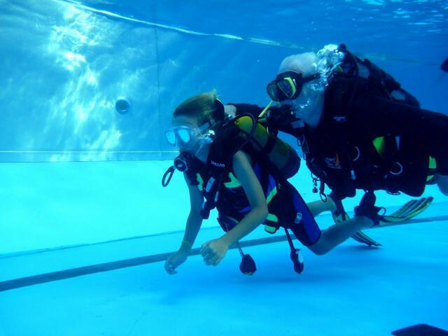 Schnuppertauchen mit den Friesentauchern in Zusammenarbeit mit dem Tauchclub Altwarmbüchen e.V. im Freibad Hänigsen am 6. August 2013