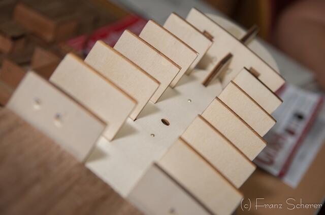 Kurt Lorenz baut Modellschiffe. Blick ins Materiallager des rüstigen 85jährigen Schiffsbauers