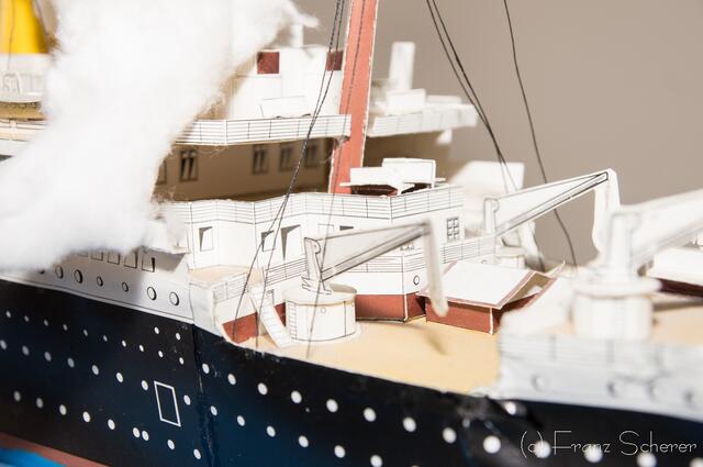 Kurt Lorenz baut Modellschiffe. Die Titanic hat Lorenz aus Papier gebaut, bevor er sich an den Bau aus festen Materialien machte. Das Papiermodel steht in der Friedberger Kindertagesstätte "Villa Kunterbunt"