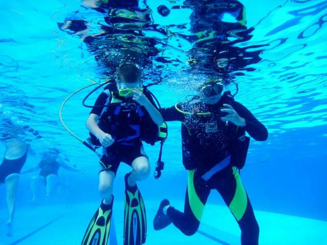 Schnuppertauchen mit den Friesentauchern in Zusammenarbeit mit dem Tauchclub Altwarmbüchen e.V. im Freibad Hänigsen am 6. August 2013
