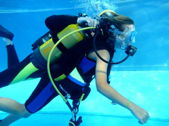 Schnuppertauchen mit den Friesentauchern in Zusammenarbeit mit dem Tauchclub Altwarmbüchen e.V. im Freibad Hänigsen am 6. August 2013