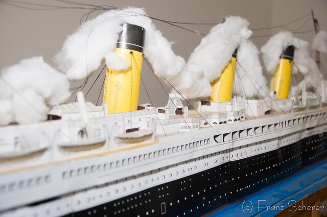 Kurt Lorenz baut Modellschiffe. Die Titanic hat Lorenz aus Papier gebaut, bevor er sich an den Bau aus festen Materialien machte. Das Papiermodel steht in der Friedberger Kindertagesstätte "Villa Kunterbunt"