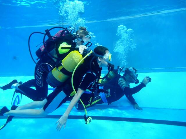 Schnuppertauchen mit den Friesentauchern in Zusammenarbeit mit dem Tauchclub Altwarmbüchen e.V. im Freibad Hänigsen am 6. August 2013