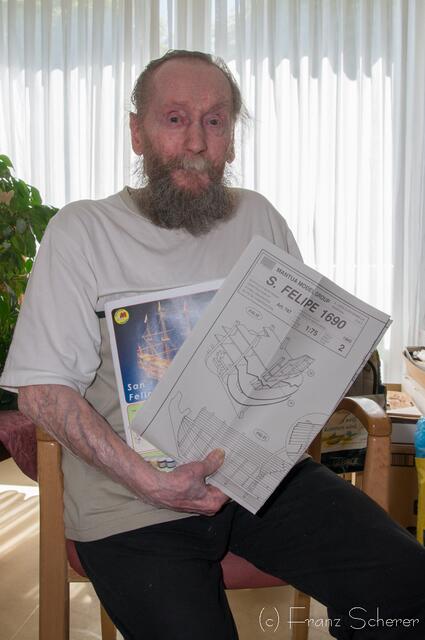 Kurt Lorenz baut Modellschiffe. Blick ins Materiallager des rüstigen 85jährigen Schiffsbauers