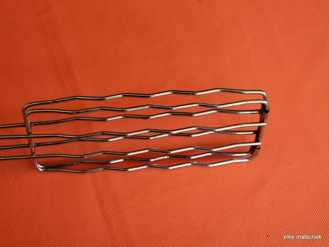 ...hier passen die Bratwürste längs hinein, oder kleine Bratwürste quer und alles ist ratz-fatz umgedreht.