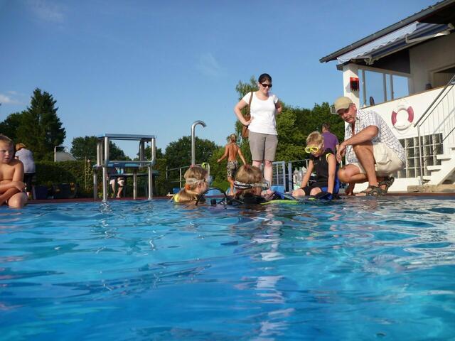 Schnuppertauchen mit den Friesentauchern in Zusammenarbeit mit dem Tauchclub Altwarmbüchen e.V. im Freibad Hänigsen am 6. August 2013