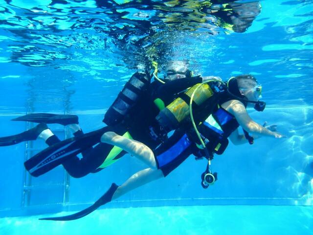 Schnuppertauchen mit den Friesentauchern in Zusammenarbeit mit dem Tauchclub Altwarmbüchen e.V. im Freibad Hänigsen am 6. August 2013